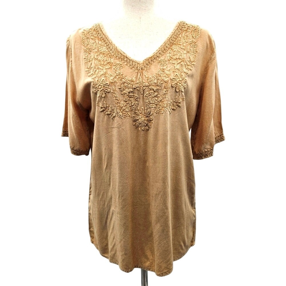 Solitaire Vneck Short Sleeve Boho Embroidered Golden Tan Tee Size Small